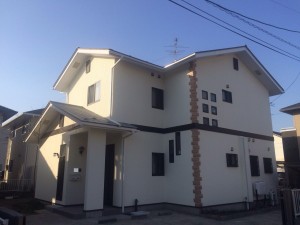 屋根もガイナを塗りました。ガイナを建物の屋根、外壁に塗るだけで、 太陽光線から受ける影響の約95％を反射し、夏涼しい外断熱ができます。屋根、外壁ともガイナを塗装し、省エネで耐久性を高めた仕上がりになりました。