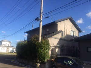 屋根の傷みが大きく、洗浄と下塗りに時間をかけました。
壊れていた樋の金具も交換し喜んでいただけました。