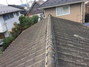 雨漏りの相談があり、屋根に上ると棟が大きくずれていました。
瓦屋根の棟はズレてしまうと、たいてい雨漏りにつながります。