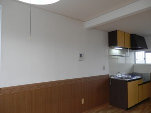 玄関周りの両面テープ痕やサビ痕もきれいになりました
きれいなったクロスで新しい入居者様をお迎えすることができます!