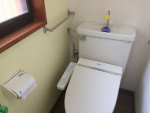 カラー塗装によりトイレが明るくなりました。