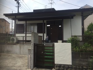 屋根が塗装できる状態ではなかったので、シングル屋根に葺き替えました。
各所劣化が激しく、生まれ変わらせる為に工夫しています。
『リフォーム』を体現することができました。