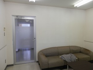 室内はすっかりきれいになりました。
臭いも徐々に軽減されていくことになります。
壁紙の色をどうにかした時には、ぜひご相談下さい!