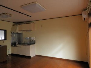 イエローでは濃すぎるという事で、調色しカスタードクリーム色の様なやわらかい色合いに仕上げました。